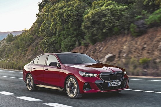 Mit der neuen Generation der 5er-Reihe bringt BMW erstmals die Elektrovariante i5.