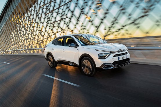 Citroën e-C4: Technisch ist der Franzose baugleich mit dem Jeep Avenger und dem Peugeot e-208.