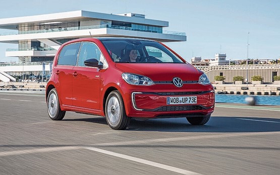 Der VW E-Up ist schon länger im Sortiment, kann als Zweitwagen dennoch spannend sein.