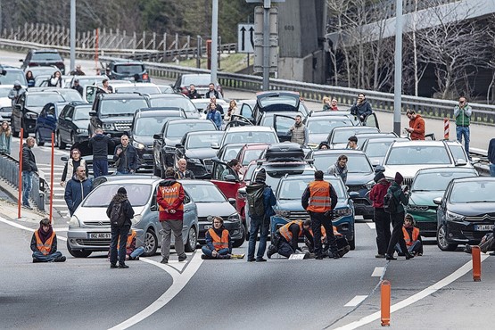 «Nicht kleben, sondern machen»: Während Rot-Grün und ihre Helfer sich vor allem auf das Stören und Blockieren konzentrieren (hier vor dem Gotthardtunnel), leben Schweizer KMU tagtäglich Nachhaltigkeit, weshalb die Schweiz diesbezüglich einen Spitzenplatz einnimmt.Bild: Keystone