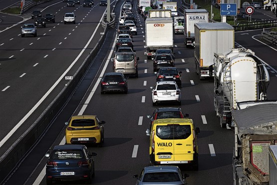 Notre pain quotidien sur l’A§: les voitures et les camions bloqués dans un embouteillage. Il est grand temps de développer les infrastructures de transport dans ce pays.Photo: Keystone