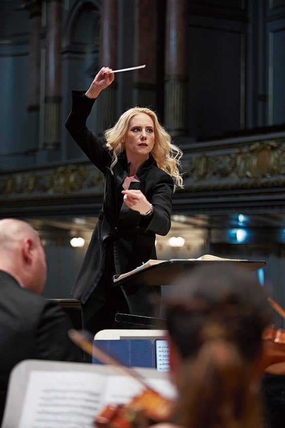 Die Zürcherin Lena-Lisa Wüstendörfer ist die Frau mit dem Zauberstab – sie dirigiert das Swiss Orchestra und ist Intendantin von Andermatt Music.Bilder: Dominic Büttner