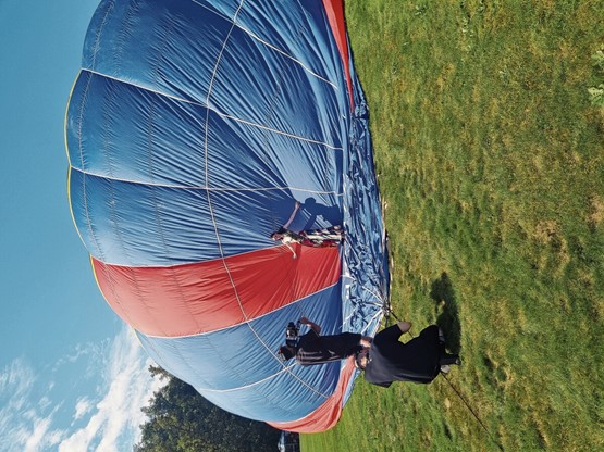 «Reise der Emotionen»: Die neuste Kollektion wurde kürzlich beim Shooting in Brittnau mit viel Sonnenlicht und einem schwebenden Heissluftballon in Szene gesetzt.Bild: Salvatore de Filippo