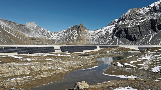 Innovativ national und international: Für die Glarner Staumauer am Muttsee auf 2500 m ü. M. lieferte Megasol rund 4800 kosteneffiziente Hochleistungsmodule für eine Fläche von 10 000 m².Bild: Axpo AG