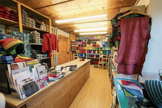Höchste Qualität und Swissness pur: Die Familie Vetsch verkauft im Fabrikladen ihre eigene Strickwollkollektion.