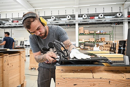 Les cellules solaires sont assemblées et liées entre deux plaques de verre.