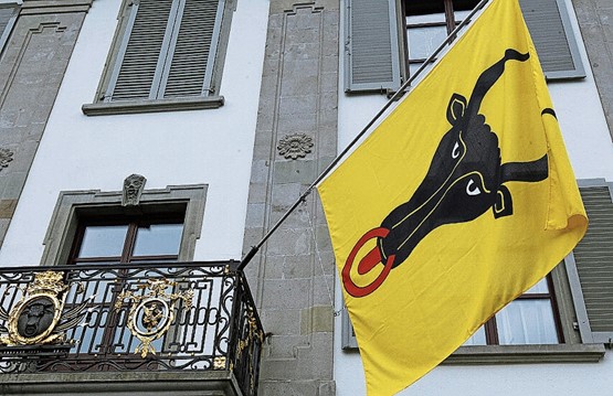 Die Kleinheit des Kantons ist ein Vorteil: Urner Fahne am Regierungsgebäude in Altdorf.Bild: Keystone