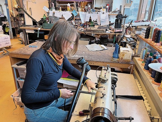 Mit viel Fingerspitzengefühl und Liebe zum Detail: Brigitte Hürzeler beim Nähen des Leders an der Nähmaschine. 