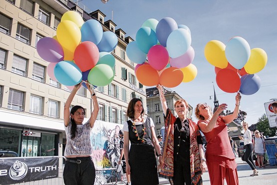 Hauptsache farbig: EKR-Präsidentin Martine Brunschwig-Graf (2. v.r.) bei der Eröffnung der Kampagne «Bunte Schweiz» im Sommer 2015 auf dem Waisenhausplatz in Bern.Bild: Keystone