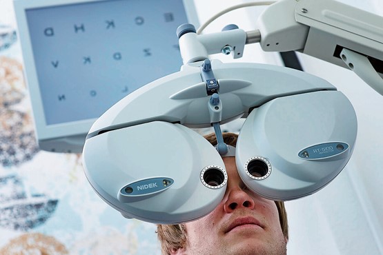 Bei der Bestimmung einer Sehkorrektur geht es heute nicht um scharfe Sicht allein: Die optometrische Augenprüfung umfasst auch die gesundheitlichen Aspekte des Auges und des Sehvermögens. Bild: zVg