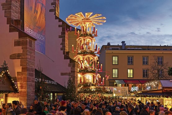 Der Basler Weihnachtsmarkt auf dem Barfüsserplatz und Münsterplatz gilt als einer der schönsten und grössten der Schweiz. Bild: 123RF
