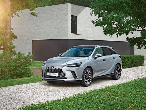 Der markante Sanduhr-Kühlergrill dominiert das Design des neuen Lexus RX 450h+.Bild: zVg
