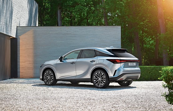 Der markante Sanduhr-Kühlergrill dominiert das Design des neuen Lexus RX 450h+.Bild: zVg