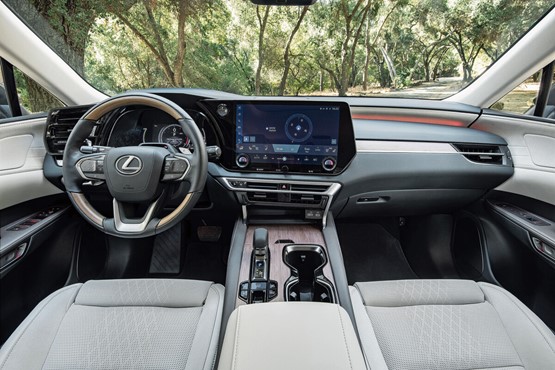 Der markante Sanduhr-Kühlergrill dominiert das Design des neuen Lexus RX 450h+.Bild: zVg