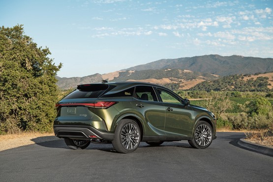Der markante Sanduhr-Kühlergrill dominiert das Design des neuen Lexus RX 450h+.Bild: zVg