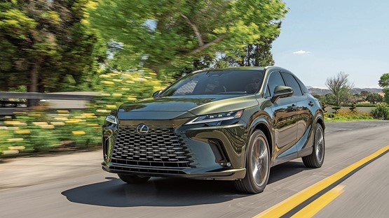 Der markante Sanduhr-Kühlergrill dominiert das Design des neuen Lexus RX 450h+.Bild: zVg