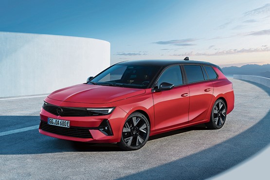 Der Opel Astra Sports Tourer Electric bietet bis 1533 Liter Kofferraum und bis 418 Kilometer Reichweite.