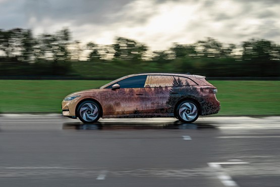 Noch zeigt VW den ID.7 Tourer nur mit Tarnfolie beklebt. Die Form des grossen Kombis erkennt man dennoch.Bilder: zVg