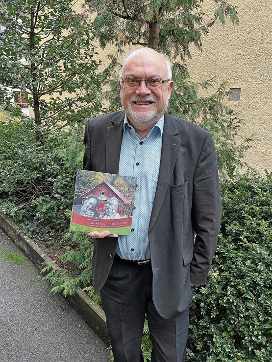 Mit «fadengerader» Feder: Ruedi Lustenberger beschreibt in seinem Erstlingswerk «De Reinek und de Schryber» 66 originelle Romooser und Brambödler.Bild: CR 