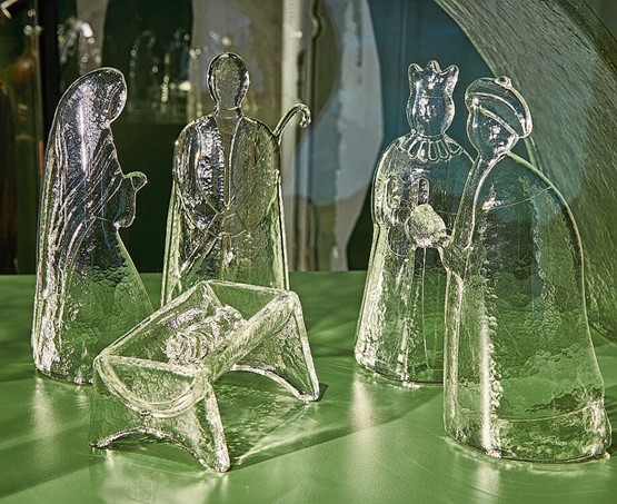 Schöner Schein: Obwohl immer weniger einer christlichen Kirche angehören, feiern in der Schweiz auch heute viele Weihnachten mit einer schmucken Krippe und einem Tannenbaum: Transparente Krippe, 2018, Glas, gegossen. Hergiswil.