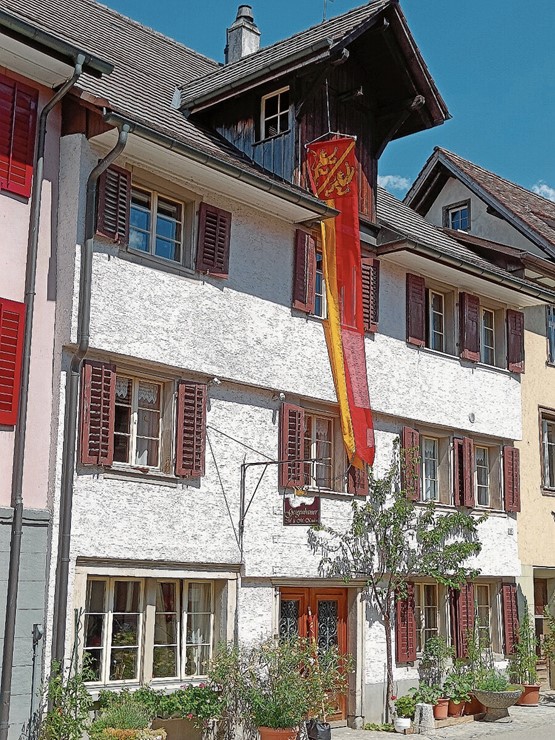 Das über 400-jährige Gebäude mit dem Geigenbau-Atelier M. & M. Kuhn ist fast schon ein Wahrzeichen in der Altstadt von Diessenhofen im Kanton Thurgau.
