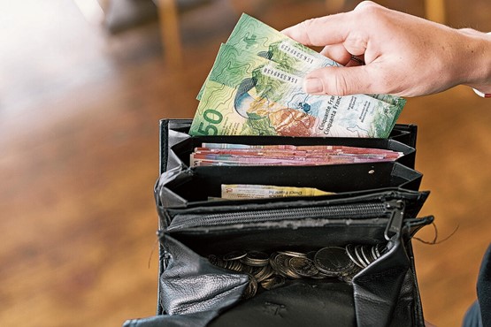 À l’écoute de leurs clients, les PME doivent être libres d’utiliser tous les moyens de paiement.Photo: Keystone