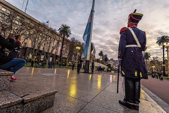 Relève de la garde au bâtiment Casa Rosada à Buenos Aires en 2017. L’Argentine a élu un réformateur, mais les réformes de Javier Milei risquent d’échouer en raison de contradictions structurelles.Photo: 123RF