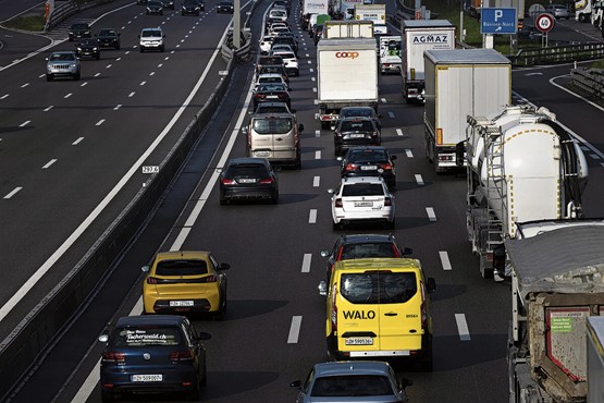 L’économie suisse subit d’énormes pertes de temps et d’argent à cause des embouteillages: les camions et les voitures de tourisme sont bloqués sur l’autoroute A1 dans les embouteillages devant le tunnel du Gubrist. Photo: Keystone
