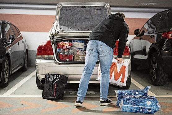 La voiture remplie d’achats: même après l’abaissement de la franchise-valeur de 300 à 150 francs, les achats dans les pays limitrophes devraient se poursuivre avec assiduité.Photo: Keystone