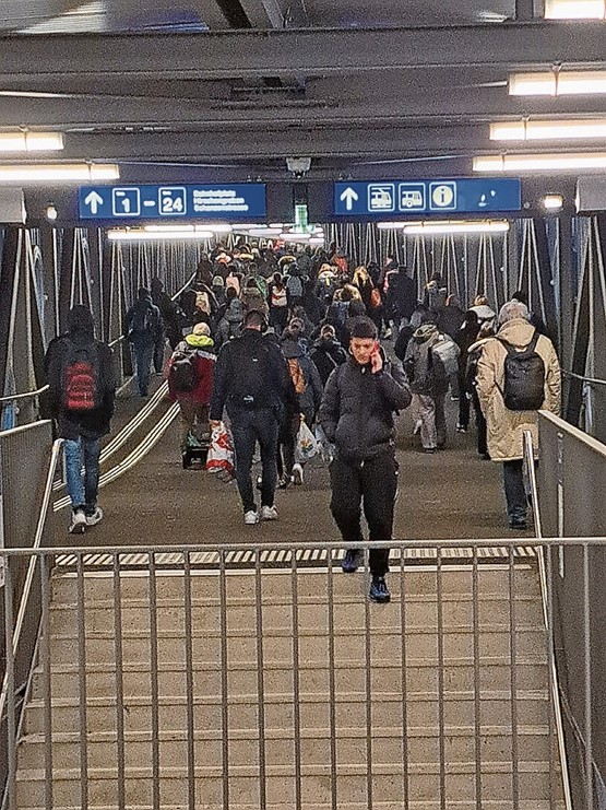 Vague d’arrivée de pendulaires de Bienne et du Seeland à Berne. Photo: LDL