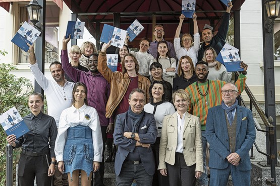 Douze personnes au bénéfice d’un permis S ont bénéficié d’une formation d’Aide de cuisine et sept personnes de la formation d’Agent d’entretien polyvalent. Remise des diplômes: 19 diplômés, et au premier rang à droite: Gilles Meystre (président de GastroVaud), Isabelle Moret (conseillère d’État vaudoise) et Olivier Lehrian (responsable romand d’Hotel & Gastro formation Suisse).Photo: Jean-Bernard Sieber / agence ARC