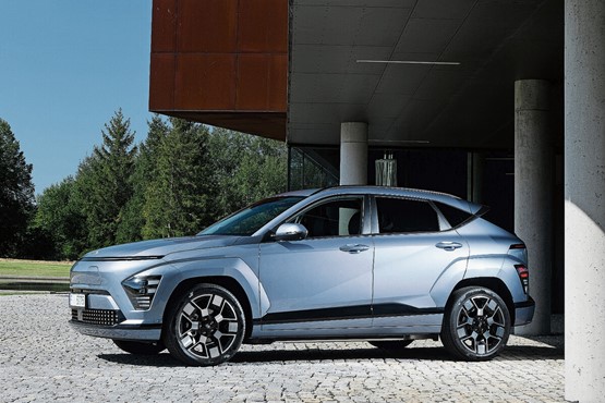 Mit seinem futuristischen Design fällt der neue Hyundai Kona auf im Strassenverkehr. Bild: zVg