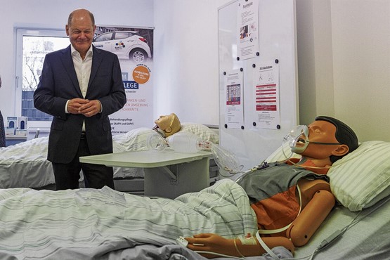 Le chancelier allemand Olaf Scholz lors de sa visite de l’hôpital St. Antonius à Eschweiler, en Allemagne, le 25 janvier 2024. Photo: Keystone