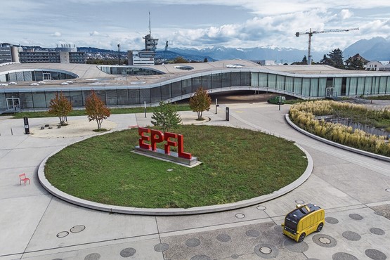 Le trafic routier de l’avenir? Un véhicule jaune automatisé (en bas à dr.) traverse le site de l’École polytechnique fédérale de Lausanne (EPFL) lors d’une rencontre avec la presse à l’automne 2020.Photo: Keystone