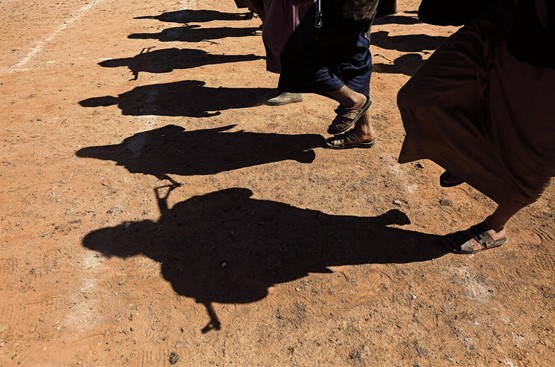 L’ombre des membres fraîchement recrutés de l’armée populaire des Houthis lors d’un rassemblement à la fin d’un entraînement militaire, à la périphérie de Sanaa au Yémen, le 22 janvier dernier.Photo: Keystone