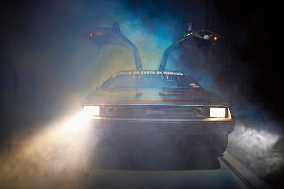 La fameuse DeLorean, voiture de légende (dans le film «Back to the Future»), roule avec l’électricité au service du projet de Lignum sur le développement durable.Photos: David Walter / Senn