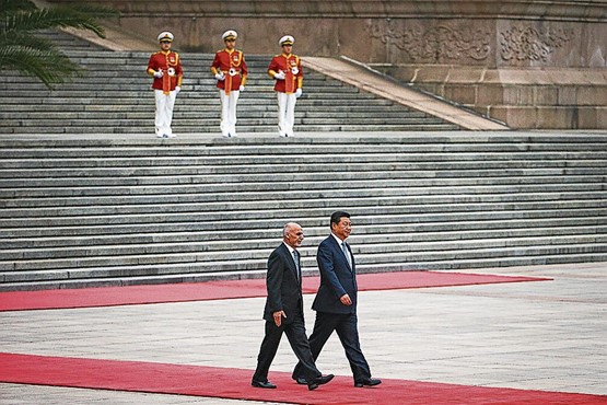 Le président afghan Ashraf Ghani Ahmadzai (à g.) et le président chinois Xi Jinping passent en revue une garde d’honneur lors d’une cérémonie d’accueil à l’extérieur du Grand Hall du Peuple à Pékin, Chine, 28 octobre 2014.Photo Keystone