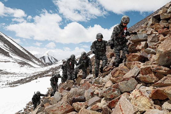 Des soldats de l’Armée populaire de libération (APL) chinoise patrouillent sur un glacier enneigé, à une altitude de 5400 mètres, le long de la frontière entre la Chine et l’Afghanistan dans le comté autonome tadjik de Tashkurgan de la région autonome ouïghoure du Xinjiang, en Chine, le 7 juin 2019.Photo: Keystone