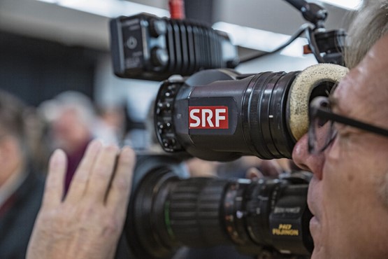 Un caméraman de la SSR en plein travail.Photo: Keystone