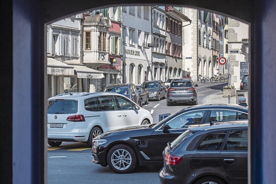 Sollte die Dreifachbelastung der Autofahrer entfallen, wird es wahrscheinlicher, dass sich das CO2-Gesetz auch in einer Abstimmung bewährt: Strassenszene in Zug.Bild: Keystone