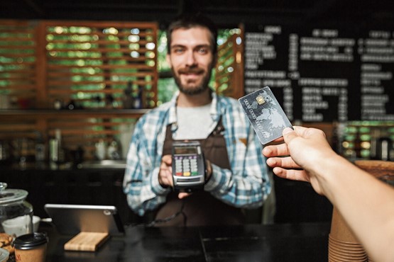 Praktisch, aber teuer – für Gastronomie oder Detailhandel: Die Zahlung mit Kreditkarte führt zu einer Kaskade an Gebühren.Bild: 123RF