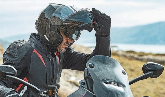 Schuberth C5 Carbon: Leichtgewichtiger Carbon-Integral für Brillenträger.Arai Tour-X5: Allround-Oberklasse.Bild: zVg