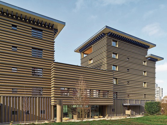 Das sechsgeschossige «Haus des Holzes» in Sursee, fertiggestellt 2022, setzt die Prinzipien des kreislauffähigen Konstruierens mit Holz in die Praxis um.Bild: Marco Leu GmbH, Rothenburg