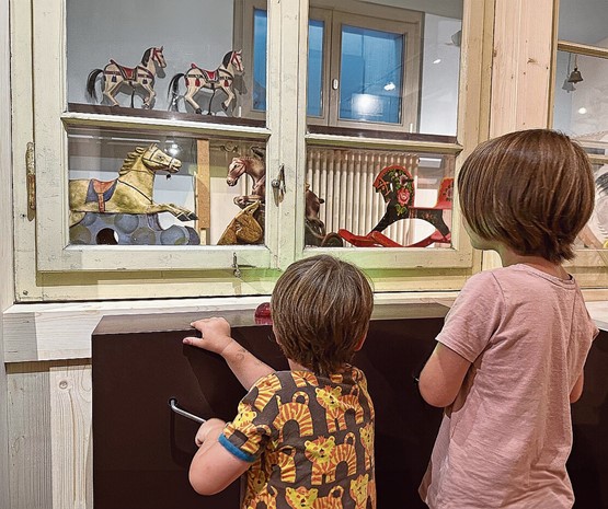 «Hü, Rössli hü!» bis am 31. Dezember 2024 im Kindermuseum Baden: Noch tiefer in die Kinderkultur rund ums Pferd tauchen die Besucher und Besucherinnen im Zimmer pferdebegeisterter Kinder ein.Bild: © Schweizer Kindermuseum, Baden