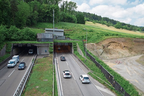 Début des travaux d’élargissement du tunnel du Gubrist sur l’A1 dans la région de Zurich, chroniquement surchargé, en juin 2016: après la mise en service du troisième tube, le volume des embouteillages a massivement diminué, en particulier sur les itinéraires de report franchissant les zones habitées.Photo: Keystone