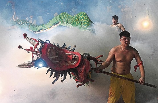 Danse du dragon en forme de pétard dans le comté de Binyang, région autonome Zhuang du Guangxi, le 20 février dernier. Photo: Keystone/Xinhua/Lu Boan)
