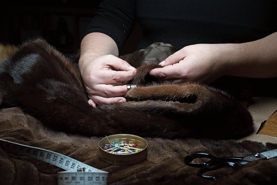 Das alte Handwerk der Kürschnerin bedarf viel Fingerspitzengefühl: Echter Pelz ist ein langlebiges, nachhaltiges und ökologisches Naturprodukt mit hohem Tragekomfort sowie ein edles Unikat.Bild: zVg