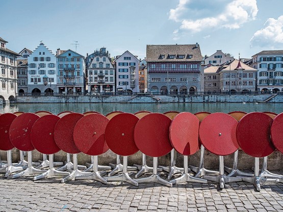 Das Epidemiengesetz muss die Balance zwischen Gesundheitspolitik, gesellschaftlichem Zusammenleben und wirtschaftlichen Interessen in verschiedenen Lagen sicherstellen: Szene aus den Lockdown-Tagen in Zürich.Bild: Keystone