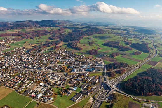 Nationalstrassen verbinden, wie hier die A4 im Knonauer Amt, Stadt und Land. Und entlasten die Gemeindenin den Agglomerationen von viel Verkehr. Bild: Keystone