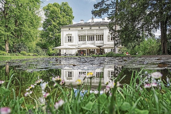 Von exotisch bis poetisch: Café-Restaurant in der Villa Merian mit Blick in den Englischen Garten.Bild: © Christoph Merian Stiftung, Kathrin Schulthess